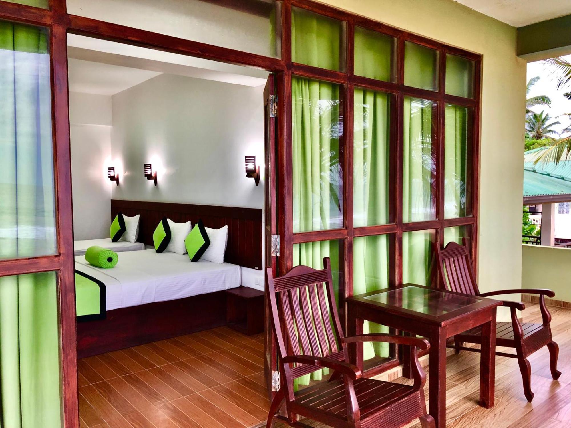 Serenade Beach Hotel 히카두와 객실 사진